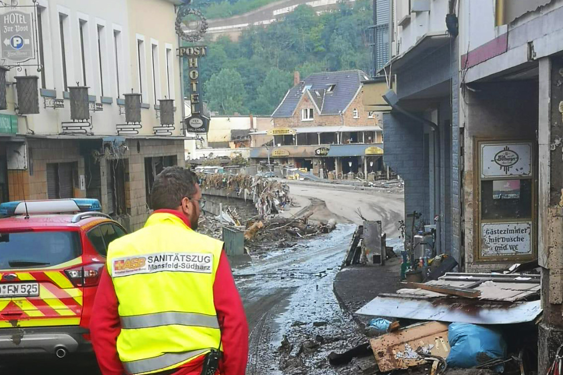 ASB-Sanitätszug im Einsatz im Krisengebiet, um bei der Bewältigung der unvorstellbaren Schäden schnelle Hilfe zu leisten