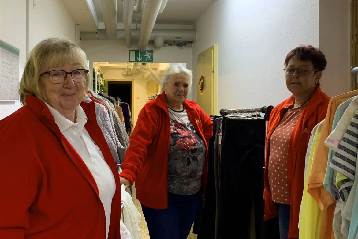 Sie sorgen für Ordnung in der Kleiderkammer in Hettstedt.jpg