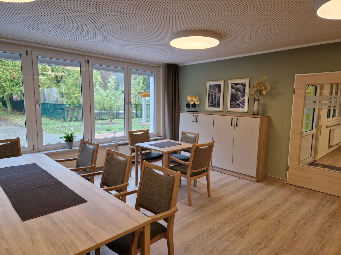 Moderne und helle Räume mit Blick ins Grüne.