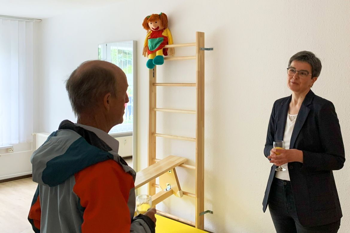 Annette Würzberg stellt Interessenten die Praxis und ihre Arbeit vor.jpg